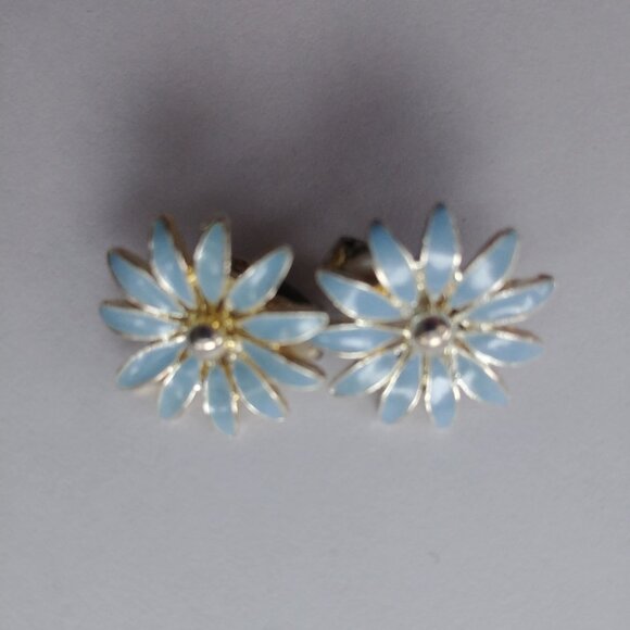 Vintage adorable pale light blue flower clip-on earrings - Picture 3 of 7